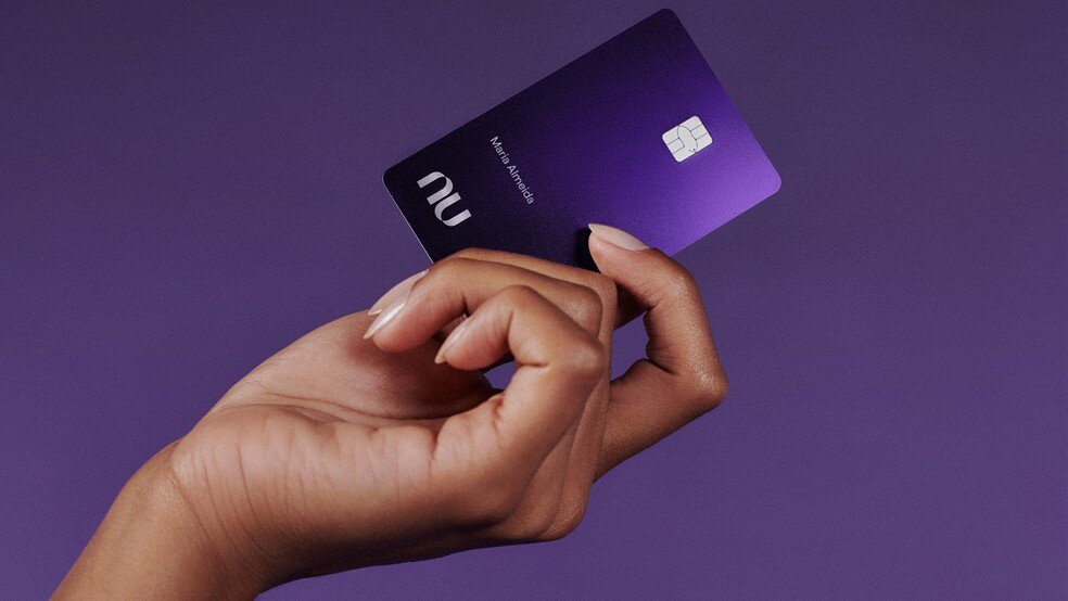 Como conseguir anuidade grátis no cartão de crédito Nubank Ultravioleta?
