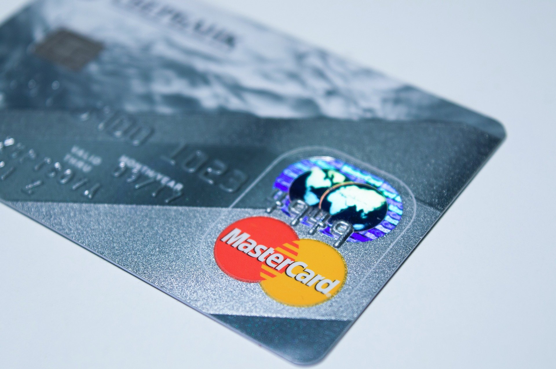 Mastercard anuncia que cartões de créditos com tarja magnética serão cancelados