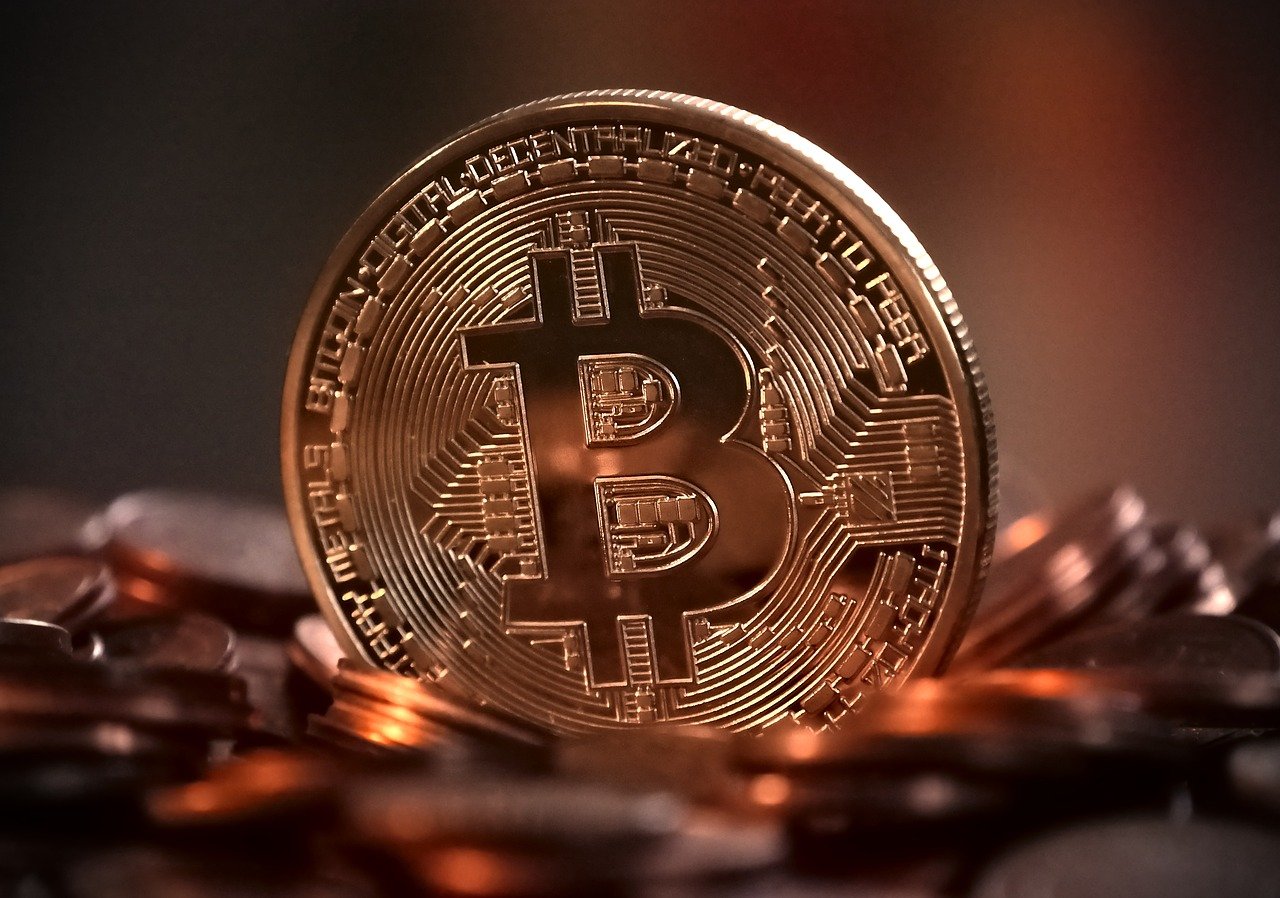 Bitcoin opera em alta de 8% nesta terça-feira (25)