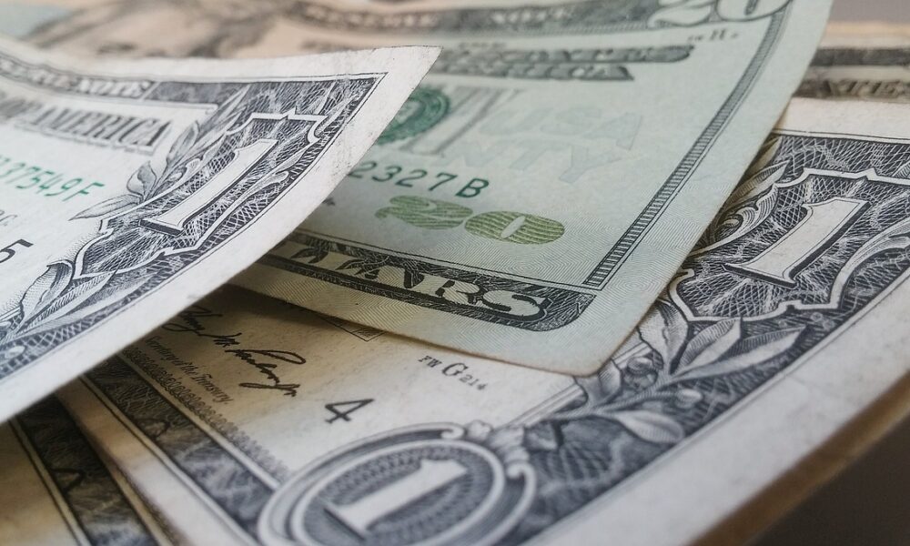 Dólar começa a semana cotado á R$ 5,37, com queda de 0,19%