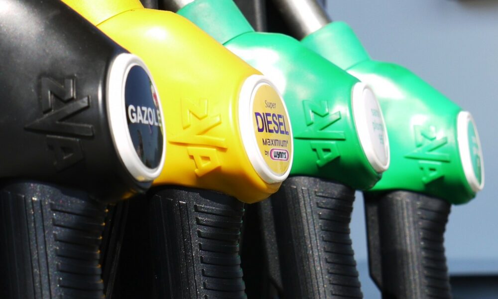 Governadores de 26 estados aprovam congelamento do ICMS sobre combustíveis