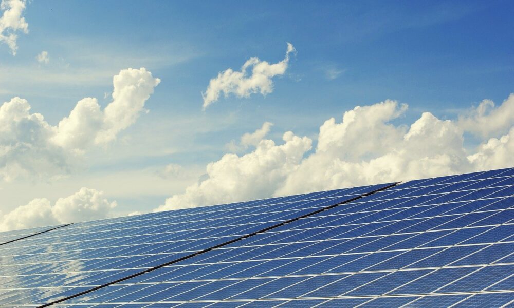 Bolsonaro aprova lei para subsídio da energia solar