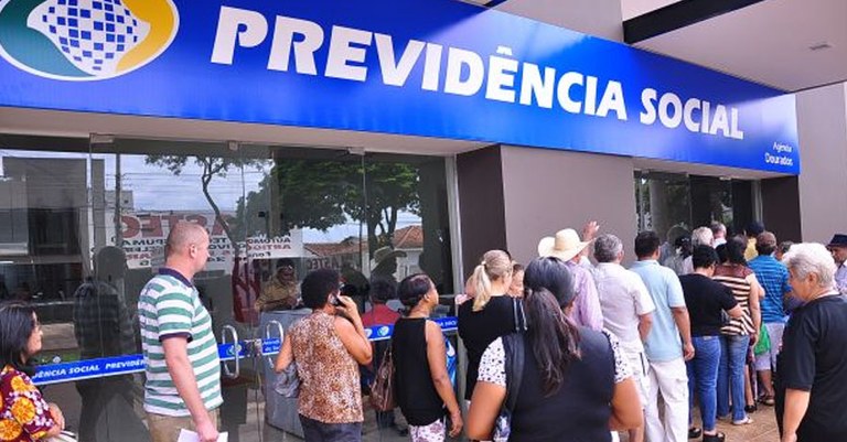 Aposentados em fila para atendimento no INSS. Crédito: Divulgação