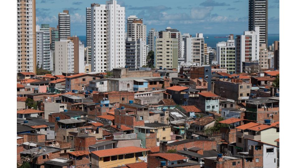 Desigualdade entre ricos e pobres aumenta nas metrópoles. Foto: Canva