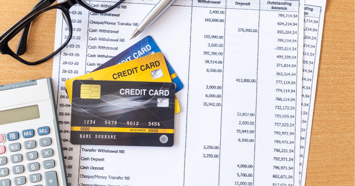 Maiores dívidas é pelo uso de cartões de crédito. Fonte: Canva