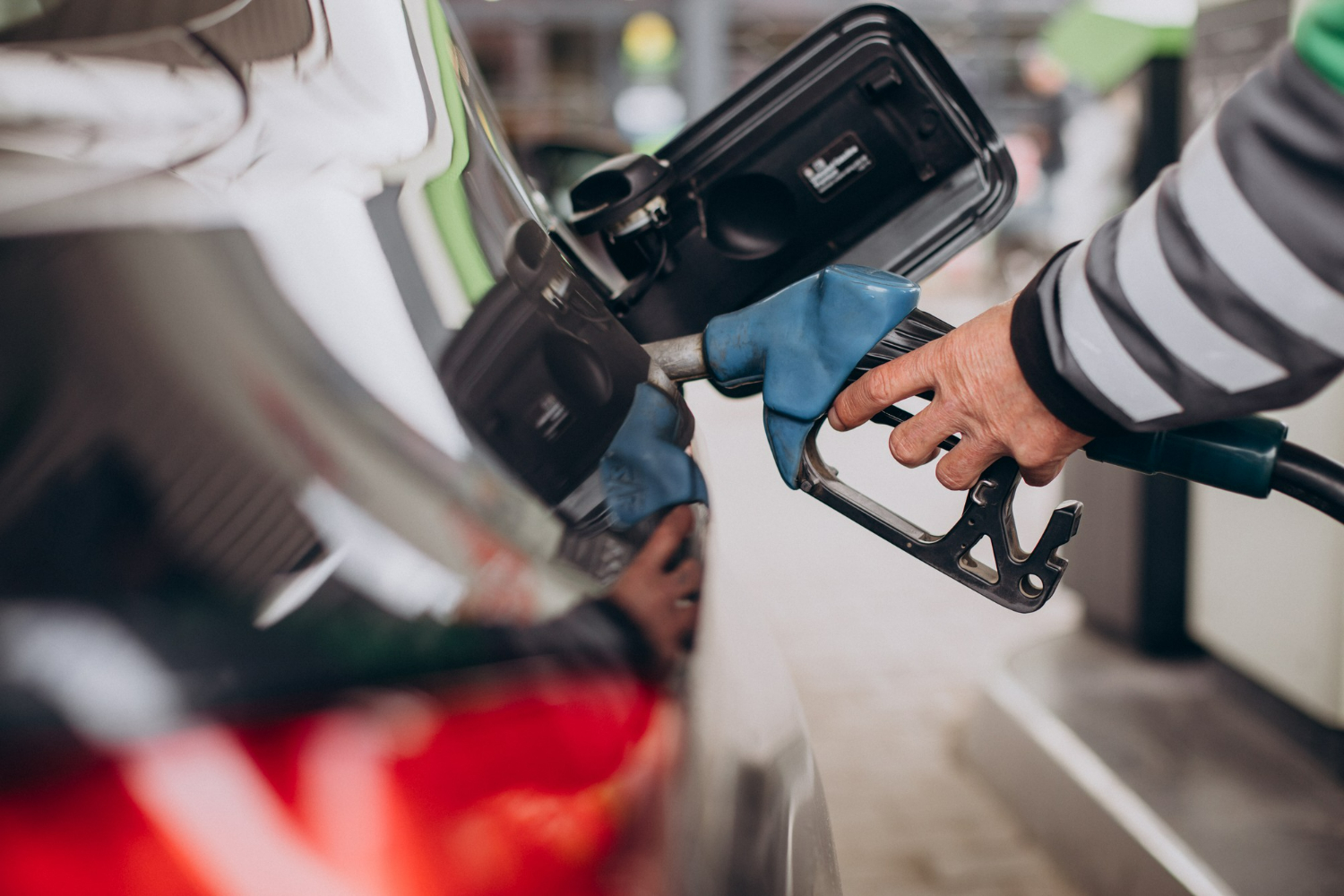 Gasolina fica MAIS BARATA em 18 estados nesta semana
