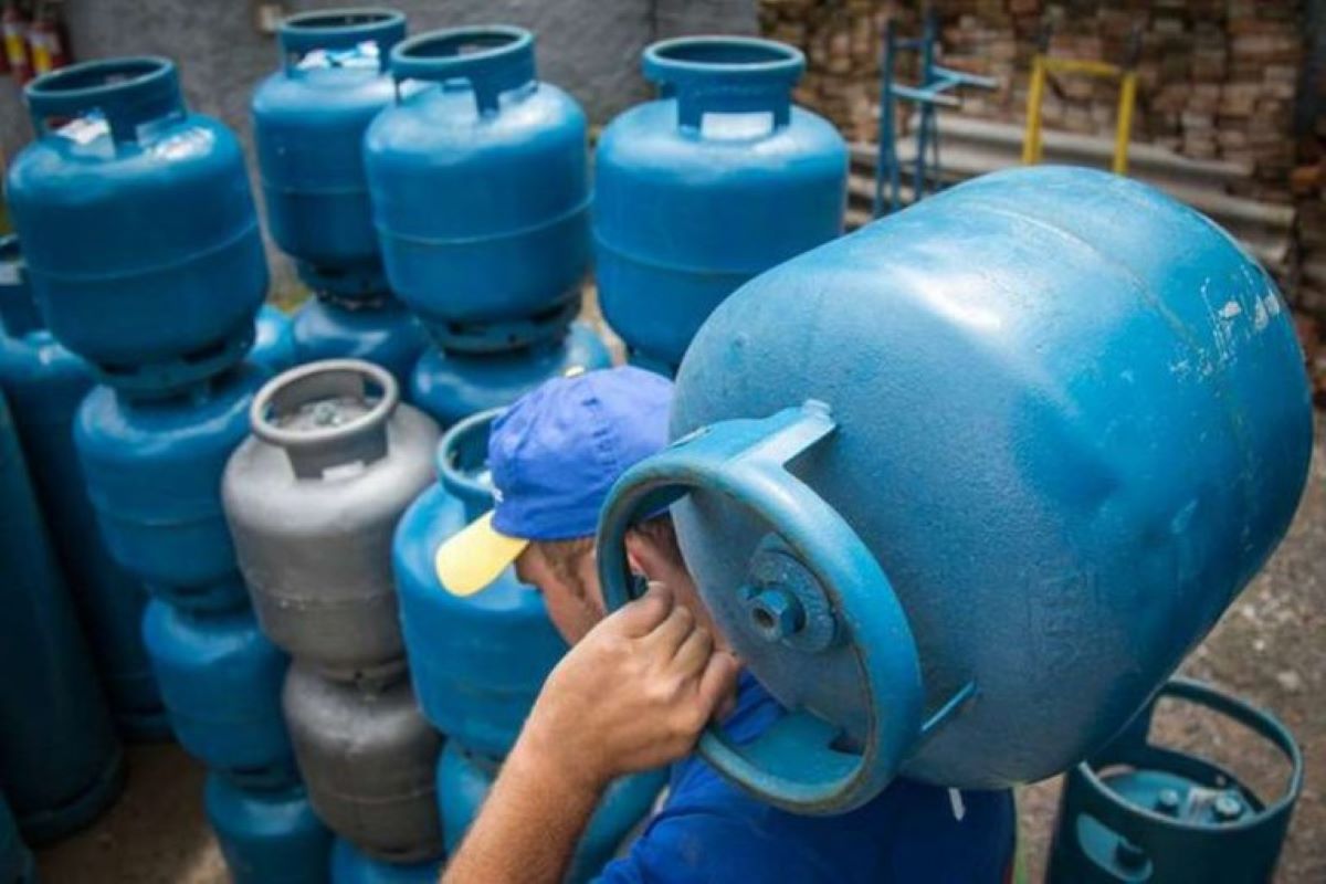 Preço do Gás de Cozinha SOBE 46% em 5 anos no Brasil