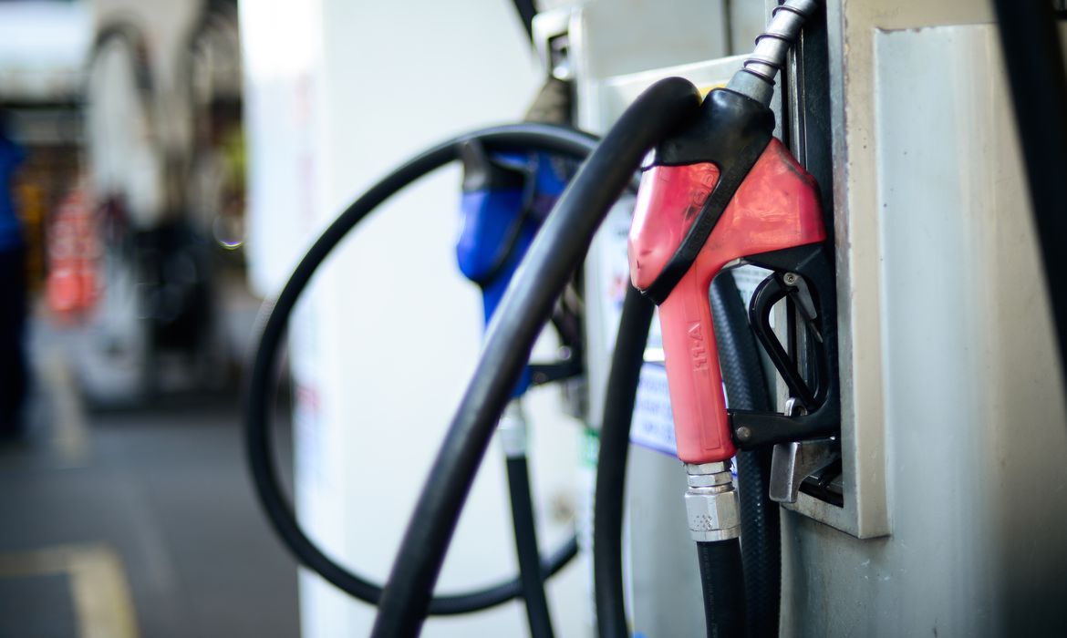 Gasolina fica mais cara em 13 UFs na semana; Veja onde subiu