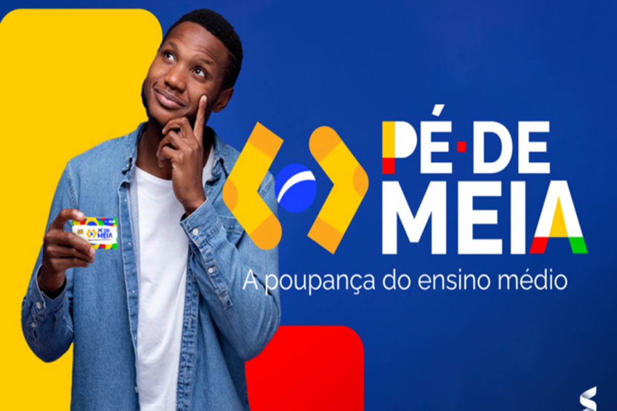 Cidadão com cartão pé-de-meia na mão