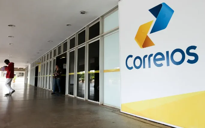 Fachada de uma agência dos Correios com o logo visível, demonstrando a parceria com o INSS.