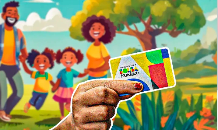Cartão do programa Bolsa Família sendo segurado por uma mão, com uma família sorridente ao fundo em um parque.